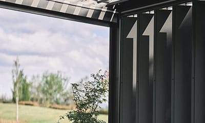 Pergola avec finitions premium et protections latérales